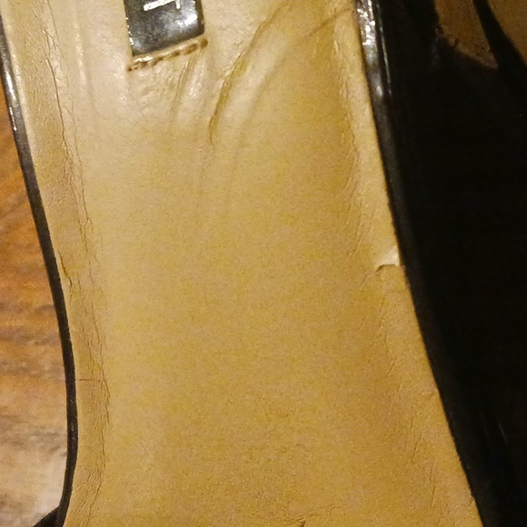 Womans size 7 patent leather wedge sandles - Picture 9 of 10